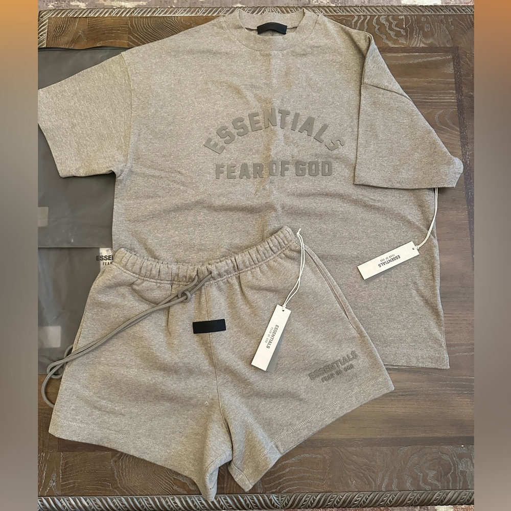 ESSENTIALS HEAVY S/S TEE AND SWEATSHORT HEATHER GREY SIZE:S